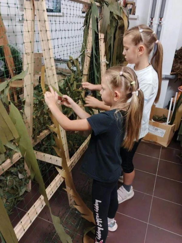 Мастерицы из храма в Косино ежемесячно передают десятки маскировочных сетей для бойцов Мастерицы из храма в Косино ежемесячно передают десятки маскировочных сетей для бойцов
