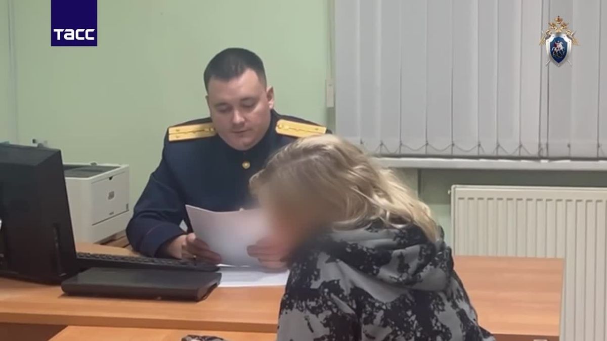 Против столкнувшей свою дочь с балкона в Сергиевом Посаде матери завели дело, сообщили ТАСС в СК