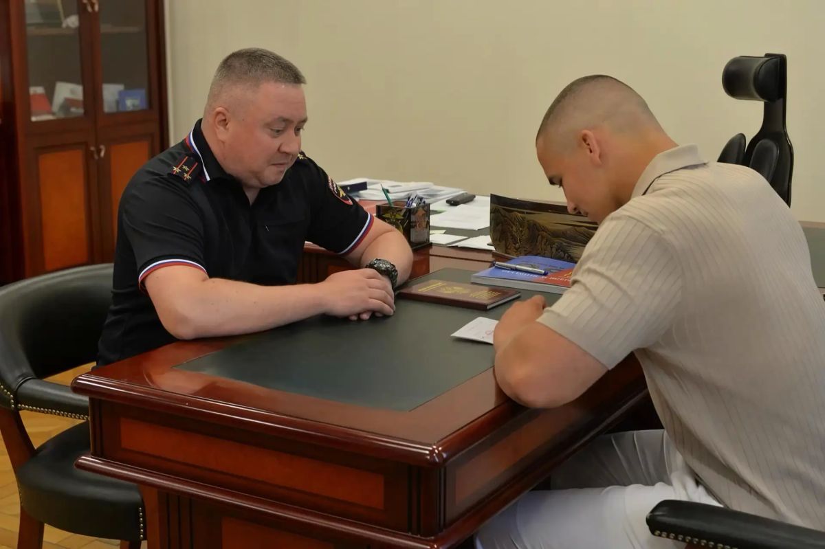 Династия победителей: столичные полицейские вручили паспорта тройняшкам-дзюдоисткам и чемпиону мира