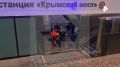 Мужчину достали из воды на Пушкинской набережной в центре Москвы
