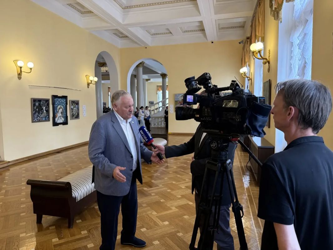 Константин Затулин, кандидат в депутаты Государственной Думы IX созыва провел встречу с волонтерами своей кампании в Зимнем театре в Сочи Константин Затулин, кандидат в депутаты Государственной Думы IX созыва провел встречу с волонтерами своей кампании в Зимнем театре в Сочи