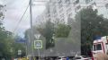 Дым валит из окна квартиры жилого дома в центре Москвы — шесть человек, включая троих детей, спасли