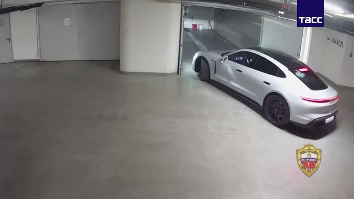 Сотрудники автомойки в центре Москвы "покатались" на Porsche клиента и разбили машину