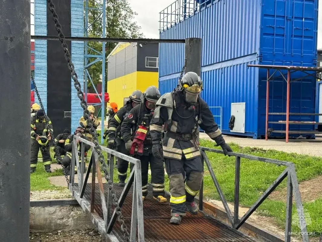 Огонь, дым и полоса препятствий: пожарные оттачивают навыки в условиях, приближенных к реальным Огонь, дым и полоса препятствий: пожарные оттачивают навыки в условиях, приближенных к реальным