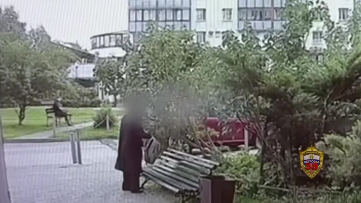 Мошенники убедили 13-летнюю девочку отдать ключи от квартиры в Москве и вынесли из сейфа более 32 млн