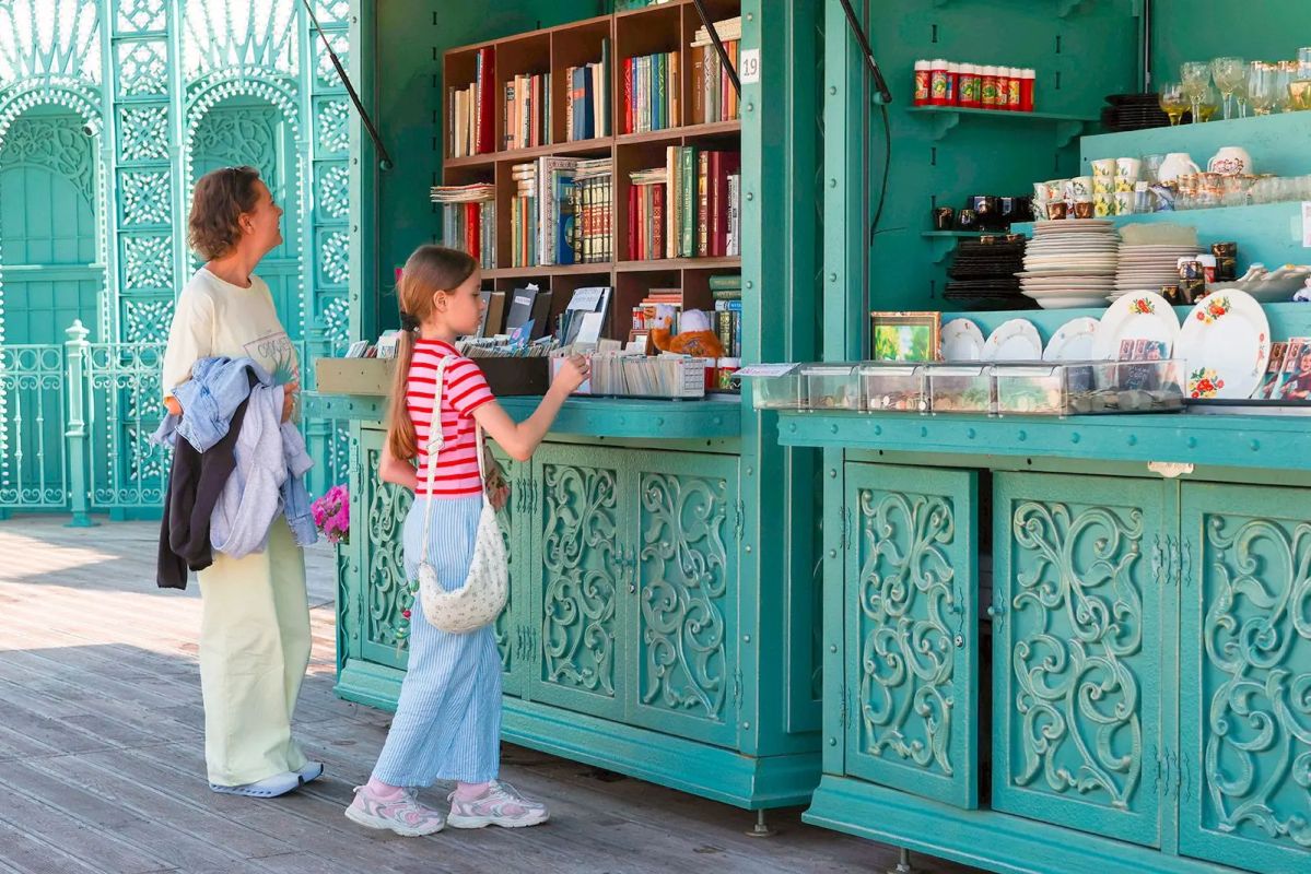На прилавках винтажного маркета, который работает в музее-заповеднике «Коломенское» в рамках проекта «Лето в Москве», представлены книги советского периода