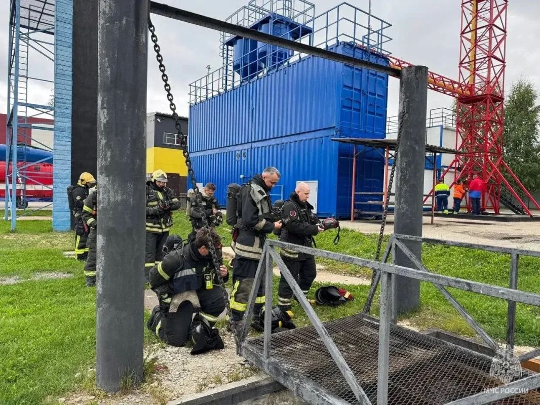 Огонь, дым и полоса препятствий: пожарные оттачивают навыки в условиях, приближенных к реальным Огонь, дым и полоса препятствий: пожарные оттачивают навыки в условиях, приближенных к реальным