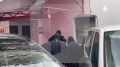 Силовики выносят коробки из торгового комплекса "Горбушка" на западе Москвы — кадры публикует РЕН ТВ. Территория рынка оцеплена