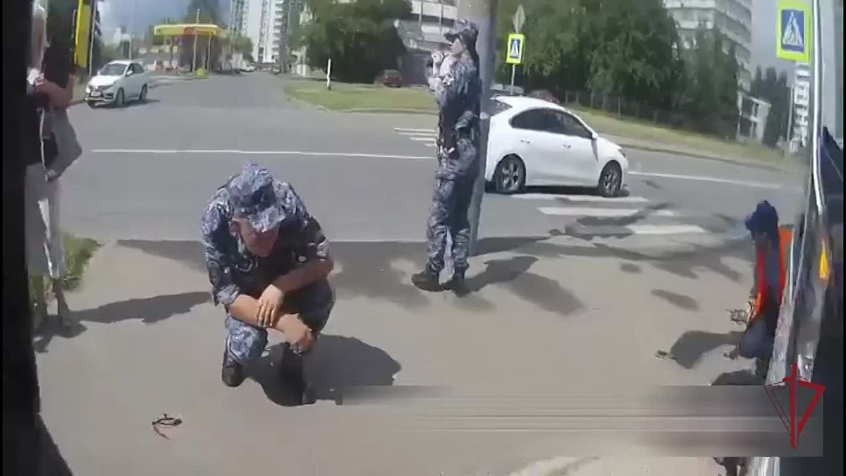 СЗАО. На северо-западе столицы сотрудники вневедомственной охраны помогли гражданину, получившему серьезные травмы в результате дорожного происшествия