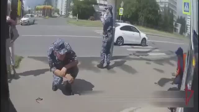 Росгвардейцы оказали помощь мужчине, попавшему под трамвай на северо-западе Москвы