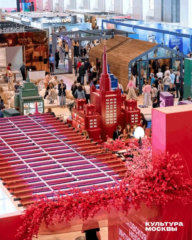 В этом году «Московская неделя интерьера и дизайна» в «Манеже» предлагает посмотреть на привычную Москву через цвет: от выразительных деталей до целых интерьерных решений В этом году «Московская неделя интерьера и дизайна» в «Манеже» предлагает посмотреть на привычную Москву через цвет: от выразительных деталей до целых интерьерных решений