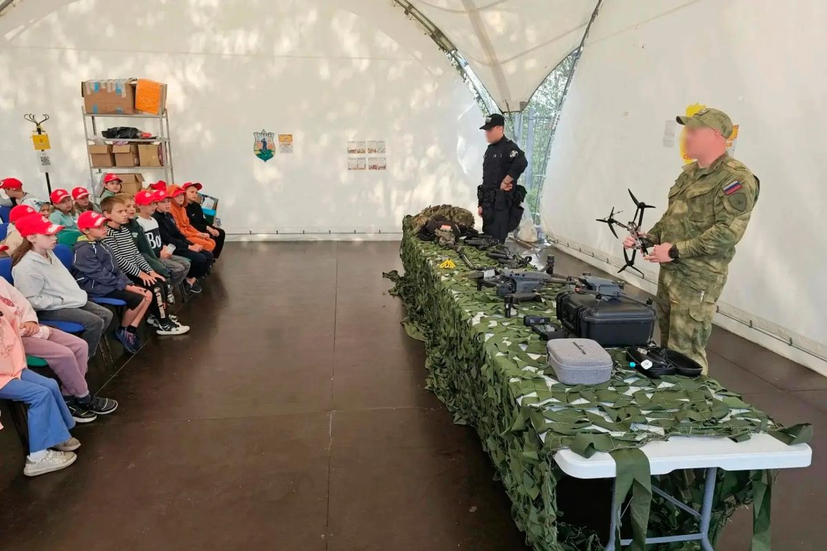 В рамках ежегодной акции «Каникулы с Росгвардией», а также, в честь 10-летия ведомства сотрудники ОМОН «Меч» (на транспорте) Главного управления Росгвардии по городу Москве встретились с воспитанниками летнего городского... В рамках ежегодной акции «Каникулы с Росгвардией», а также, в честь 10-летия ведомства сотрудники ОМОН «Меч» (на транспорте) Главного управления Росгвардии по городу Москве встретились с воспитанниками летнего городского...