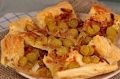 Слоёный пирог с карамелизованным луком и виноградом: неожиданный кулинарный шедевр
