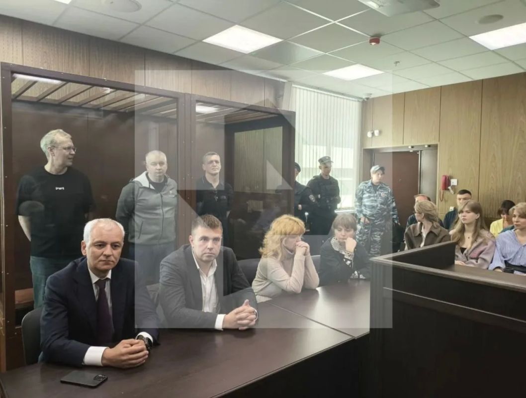 Экс-руководителей "ТНС энерго" приговорили от 16 до 18 лет лишения свободы за хищения 15 млрд рублей