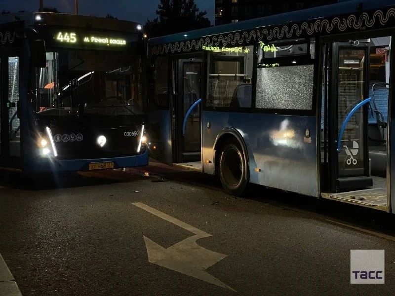 У станции метро «Ховрино» столкнулись два автобуса У станции метро «Ховрино» столкнулись два автобуса