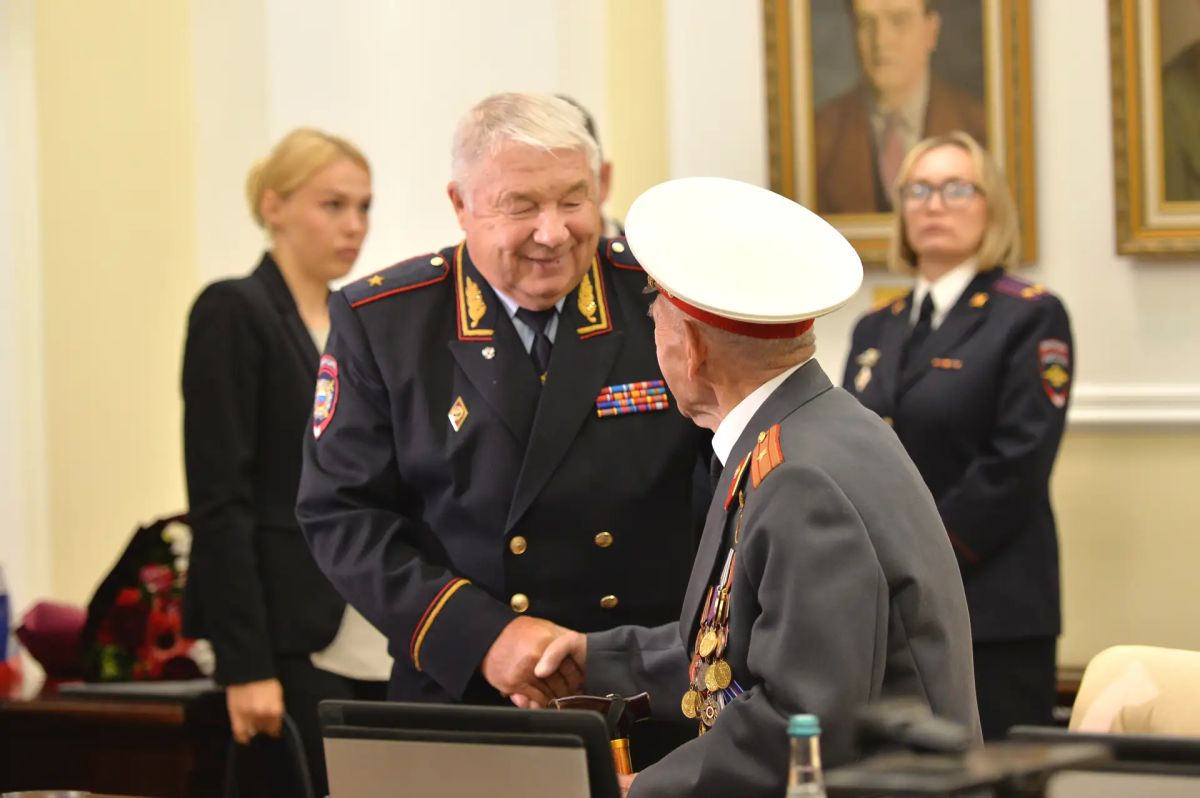 В столичном Главке прошёл торжественный приём, посвящённый 95-летию ветерана Великой Отечественной войны, майора милиции в отставке Александра Дьяконова В столичном Главке прошёл торжественный приём, посвящённый 95-летию ветерана Великой Отечественной войны, майора милиции в отставке Александра Дьяконова