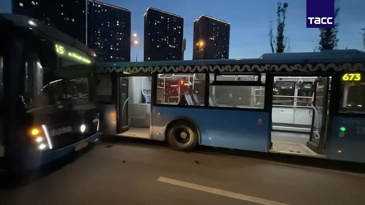 У станции метро «Ховрино» столкнулись два автобуса