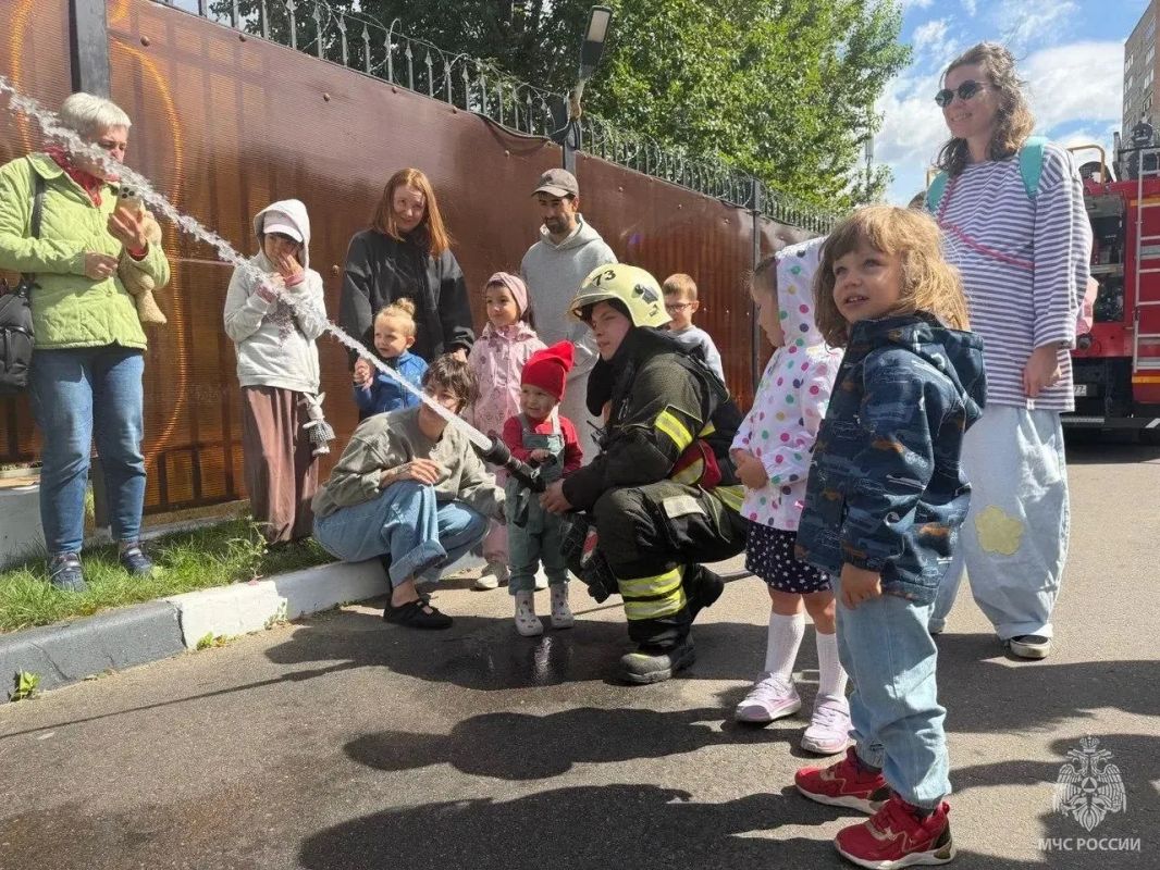 Московские дошкольники побывали в гостях у пожарных Московские дошкольники побывали в гостях у пожарных