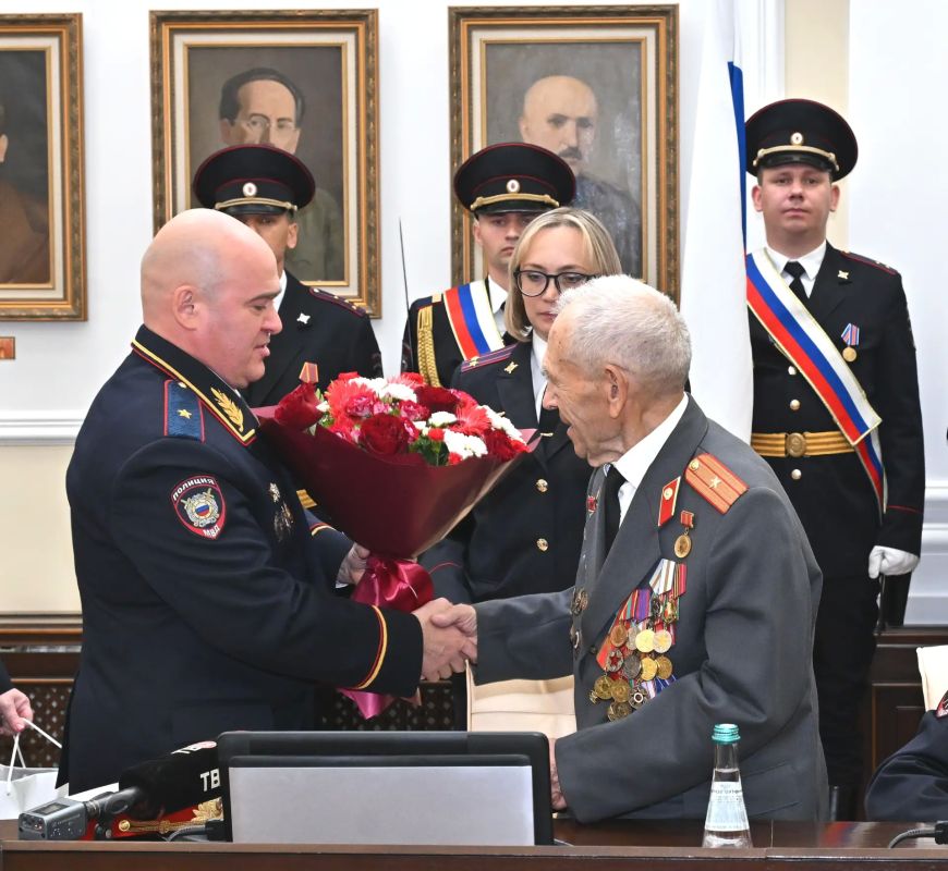 В столичном Главке прошёл торжественный приём, посвящённый 95-летию ветерана Великой Отечественной войны, майора милиции в отставке Александра Дьяконова В столичном Главке прошёл торжественный приём, посвящённый 95-летию ветерана Великой Отечественной войны, майора милиции в отставке Александра Дьяконова