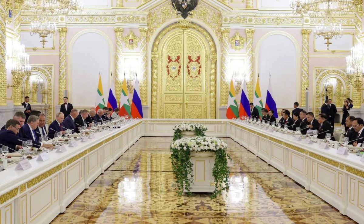 Около 400 мьянманских студентов обучаются в российских вузах, заявил Президент Российской Федерации Владимир Путин Около 400 мьянманских студентов обучаются в российских вузах, заявил Президент Российской Федерации Владимир Путин