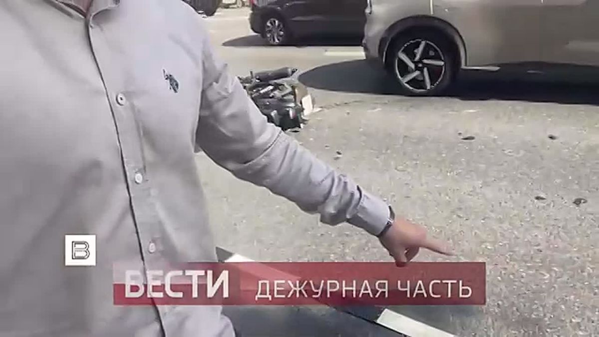 Машина частной скорой помощи сбила мотоциклиста в центре Москвы