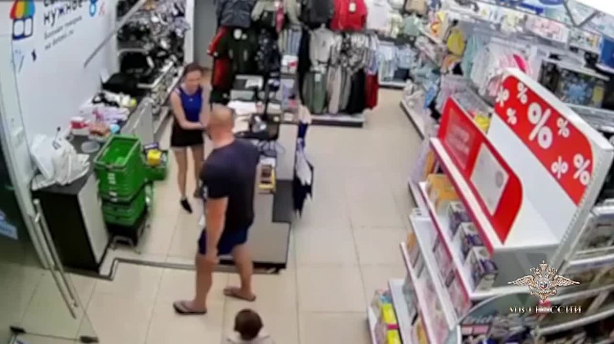 Мужчина ударил девушку-кассира на глазах у ребёнка из-за неправильного ценника