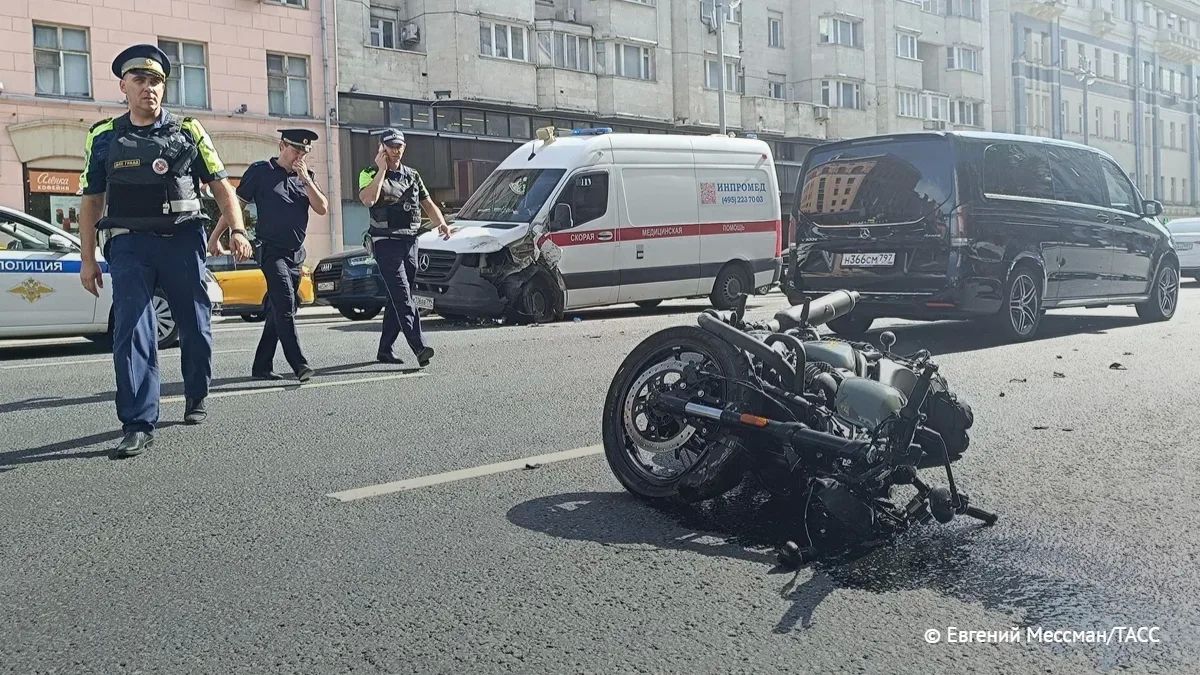 Попавшая в ДТП в центре Москвы скорая принадлежит частной клинике, передает корреспондент ТАСС