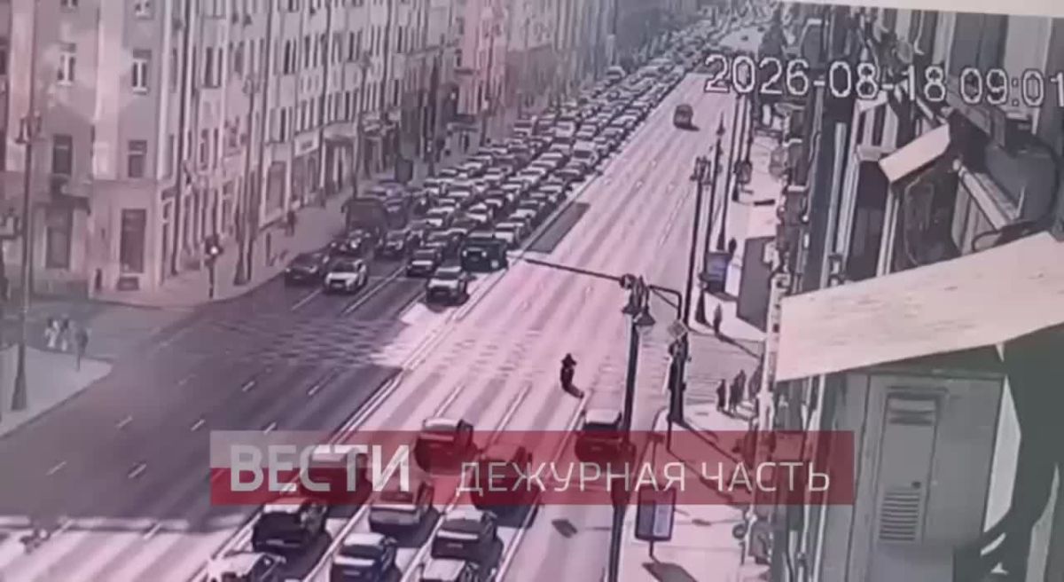 Появились кадры смертельной аварии с мотоциклистом в центре Москвы