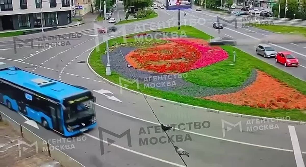 Водитель с ребёнком в салоне врезался в столб, пролетев через цветочную клумбу на площади Ромена Роллана