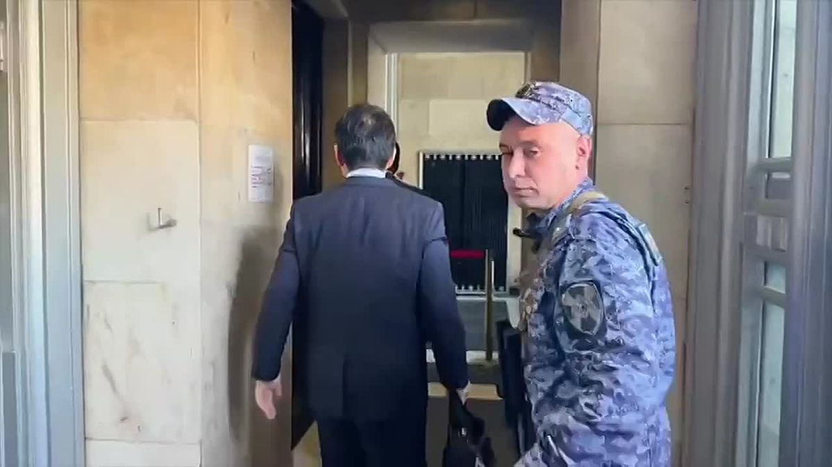 Посол Японии Акира Муто покинул МИД молча, он пробыл там менее получаса