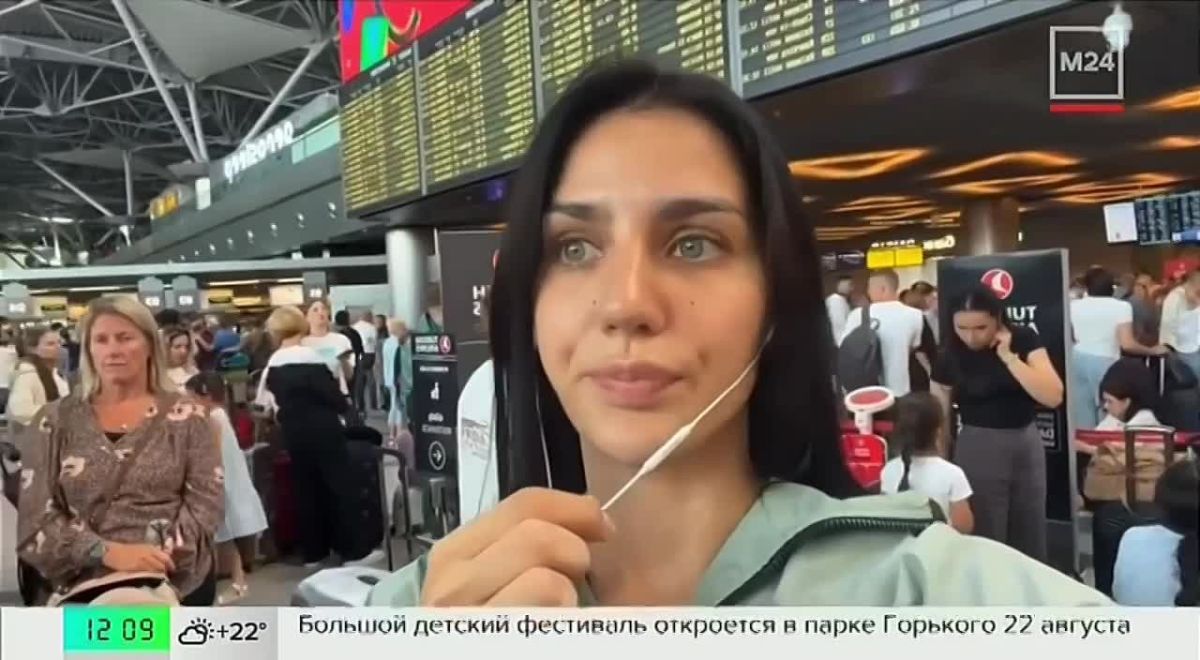 Спят на полу и ждут рейс больше 6 часов: такая обстановка сейчас во Внуково