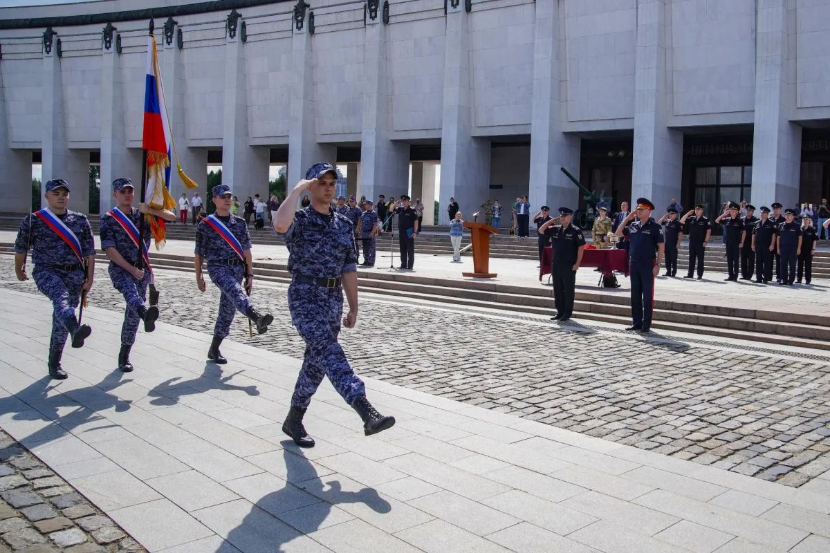 В Москве прошёл выпуск более 130 сотрудников вневедомственной охраны Росгвардии В Москве прошёл выпуск более 130 сотрудников вневедомственной охраны Росгвардии