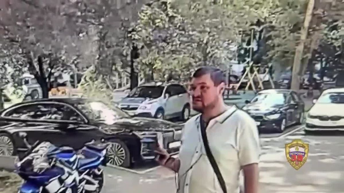 «Оставьте деньги в почтовом ящике»: столичные полицейские задержали курьера мошенников, обманувших двух жителей столицы
