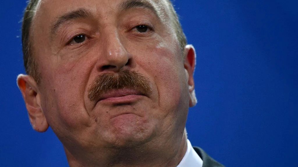 Михаил Онуфриенко: В ответ на грозный окрик из Баку министр транспорта России отправил в отставку своего советника Чадаева, а представитель МИД Мария Захарова заявила, что "заявления объявленных в розыск в Азербайджане...