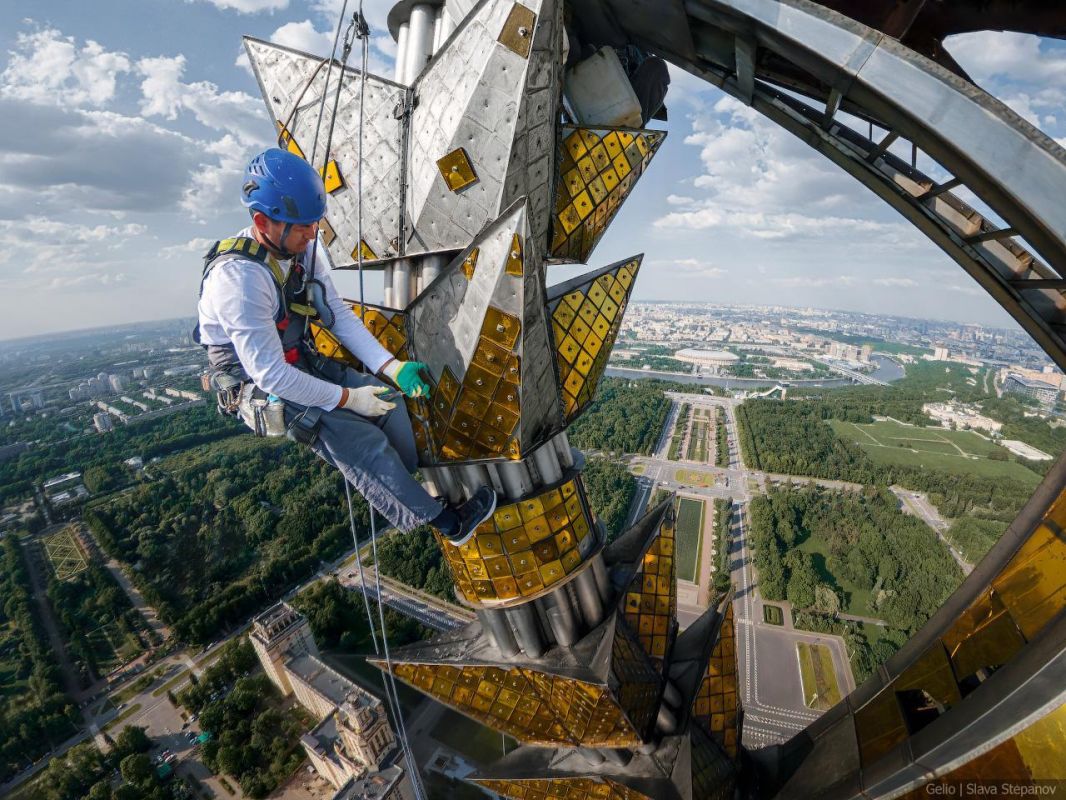 Самые головокружительные снимки дня: фотограф показал, как проходит реставрация звезды на шпиле МГУ Самые головокружительные снимки дня: фотограф показал, как проходит реставрация звезды на шпиле МГУ