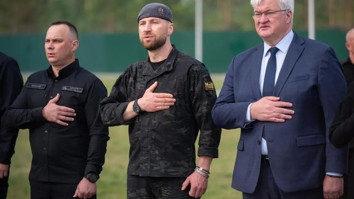 Украинский кабмин уволил Хмару с должности заместителя и и.о. министра обороны перед голосованием по его назначению