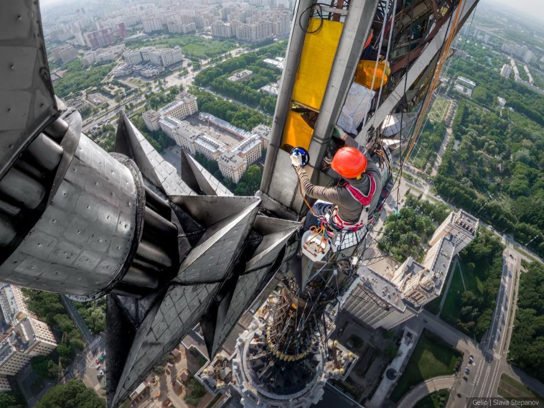 Самые головокружительные снимки дня: фотограф показал, как проходит реставрация звезды на шпиле МГУ Самые головокружительные снимки дня: фотограф показал, как проходит реставрация звезды на шпиле МГУ