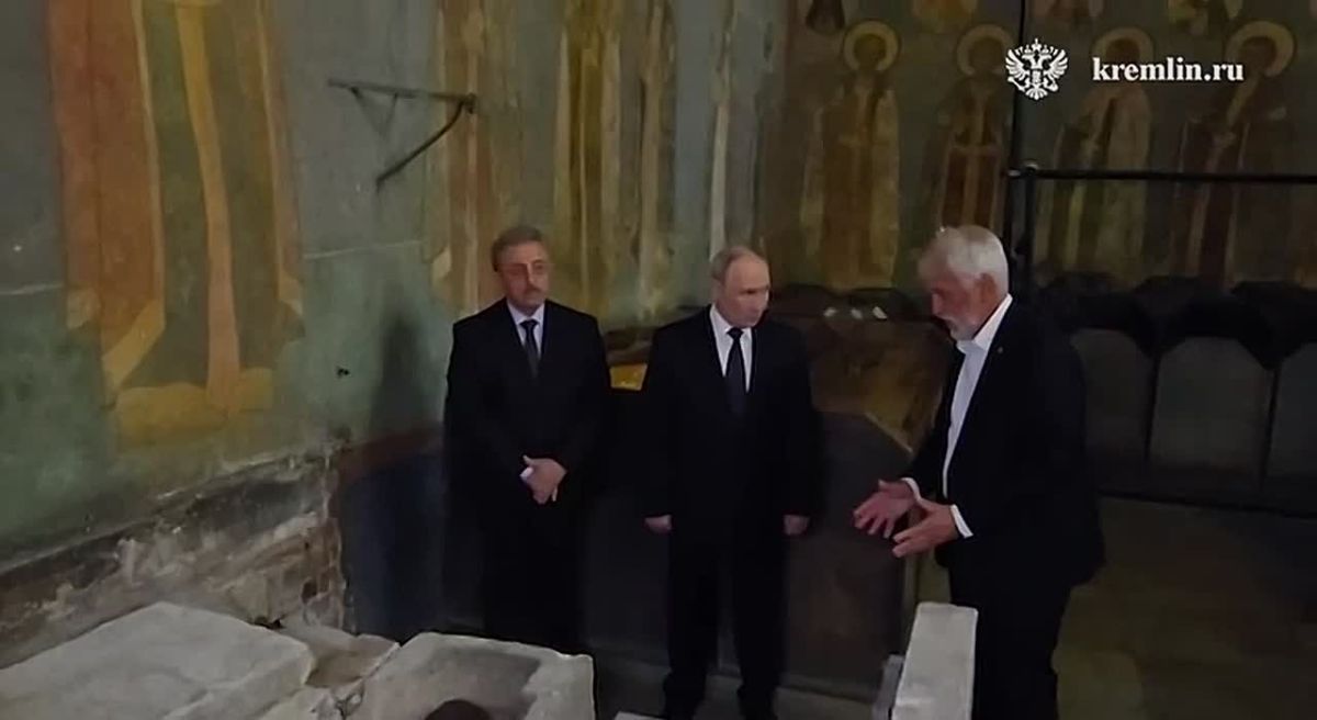 Путин посетил службу в Архангельском соборе Кремля, где ранее были обретены мощи Дмитрия Донского