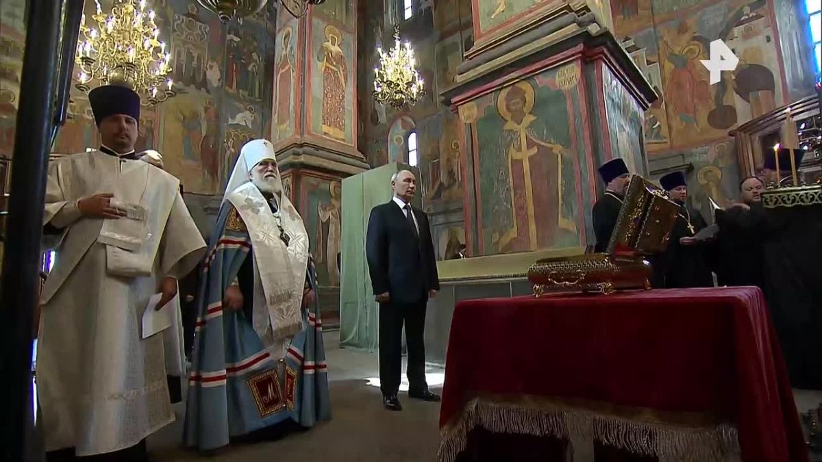 Владимир Путин посетил службу в Архангельском соборе Кремля в Москве. Ему показали раку с останками Дмитрия Донского