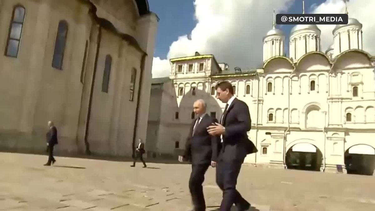 Путин посещает Архангельский собор Кремля в Москве