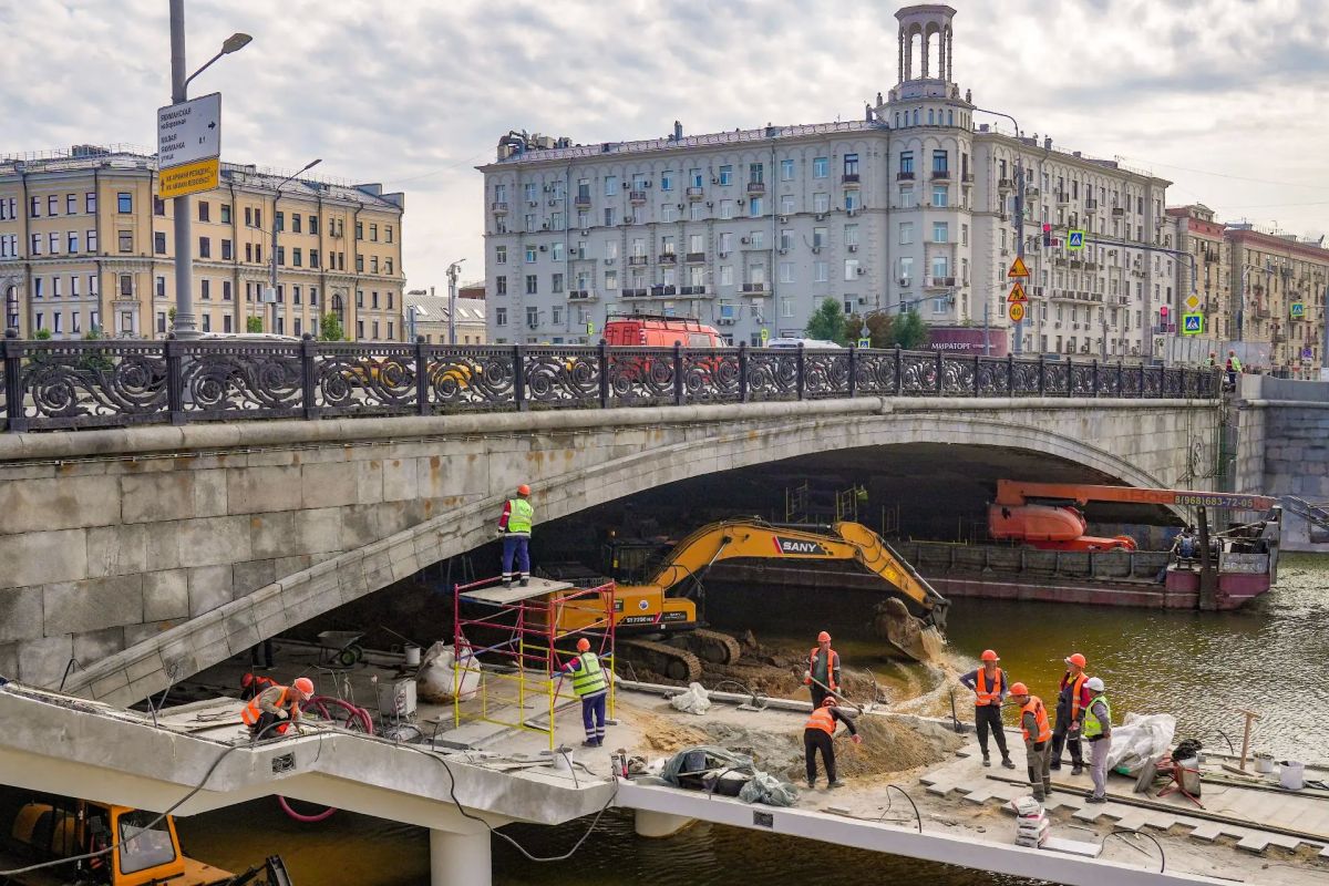 Смонтировали пролетные строения нового пешеходного моста на Болотной набережной #ЦАО Смонтировали пролетные строения нового пешеходного моста на Болотной набережной #ЦАО