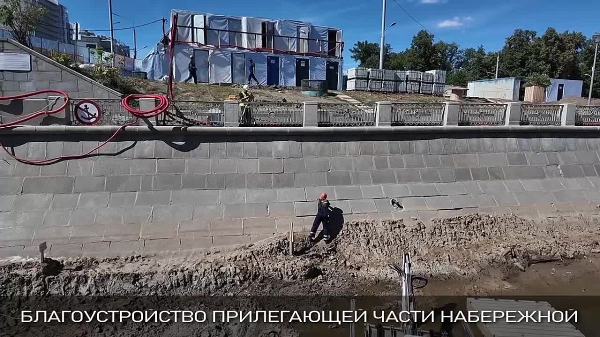 Смонтировали пролетные строения нового пешеходного моста на Болотной набережной #ЦАО
