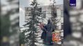 В Подмосковье задержали пьяного мужчину, который забрался на памятник воину Пересвету, сообщает областная полиция