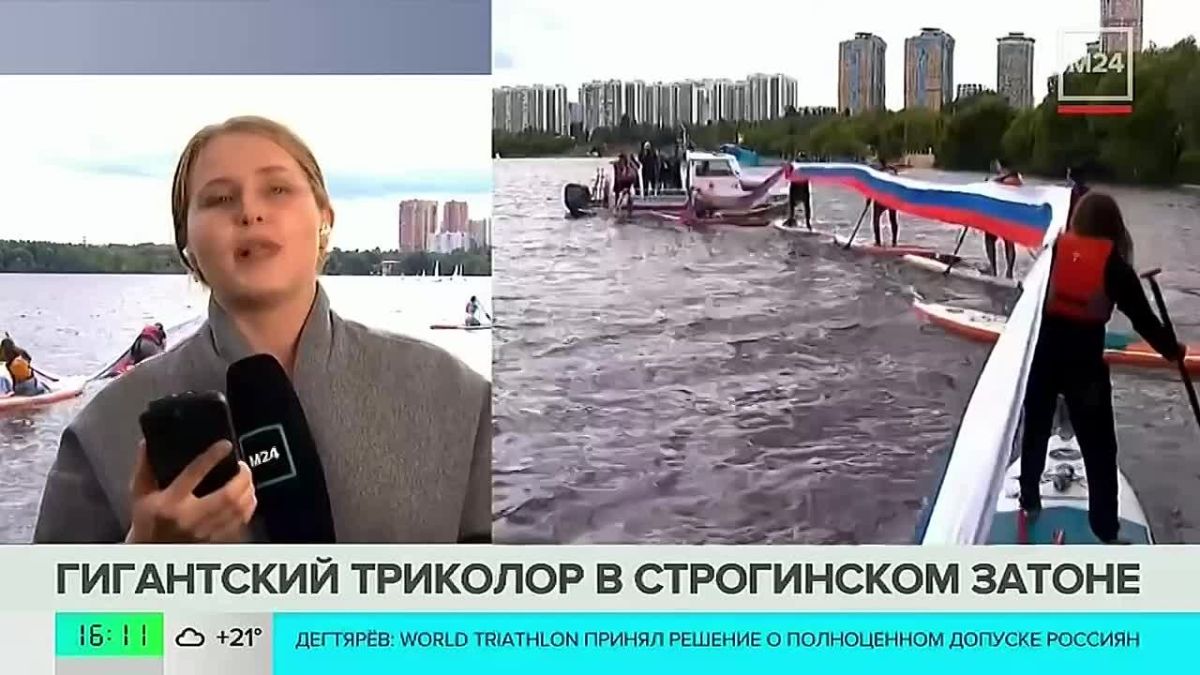 Гигантский триколор разворачивают над Строгинским затоном: москвичи на сапах готовят город ко Дню российского флага