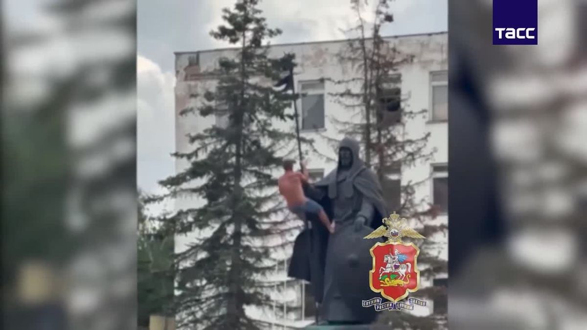 В Подмосковье задержали пьяного мужчину, который забрался на памятник воину Пересвету, сообщает областная полиция