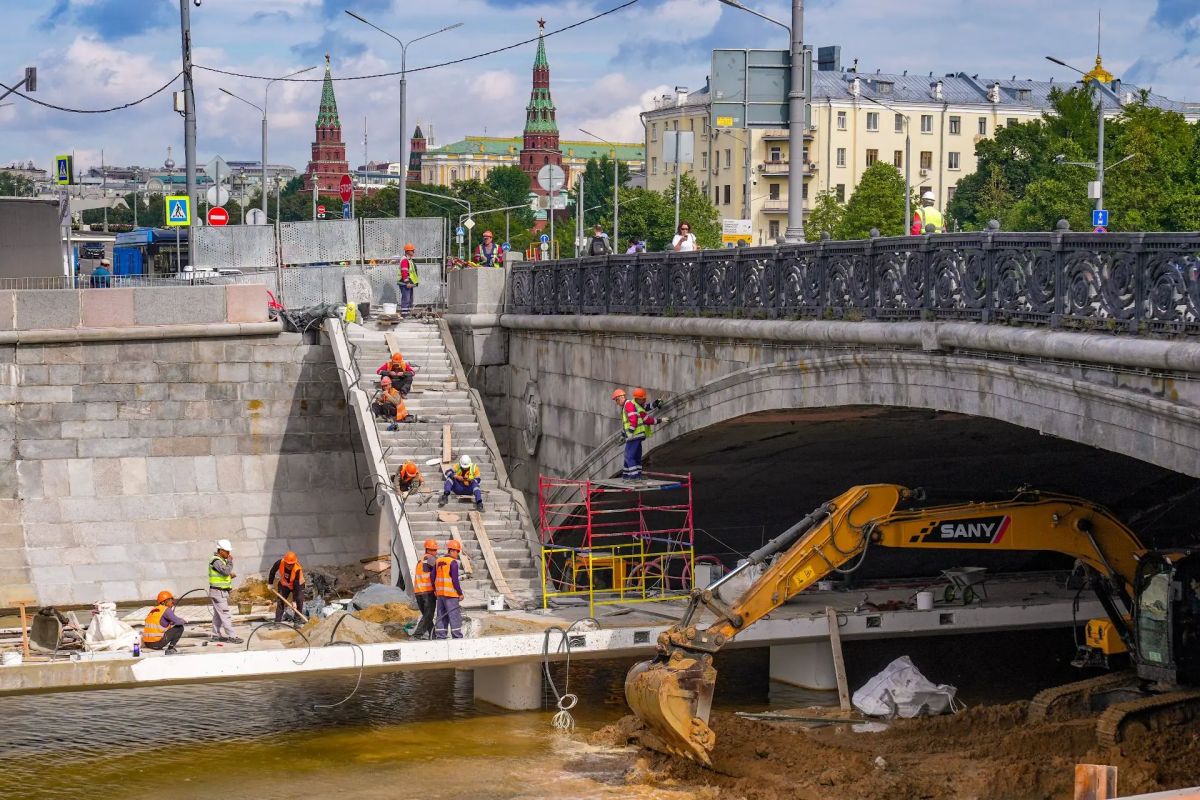 Смонтировали пролетные строения нового пешеходного моста на Болотной набережной #ЦАО Смонтировали пролетные строения нового пешеходного моста на Болотной набережной #ЦАО
