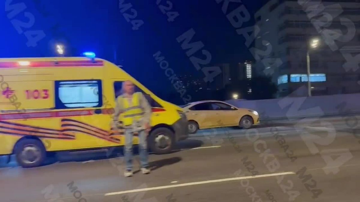 Такси столкнулось с автобусом на Юго-Восточной хорде в Лефортово