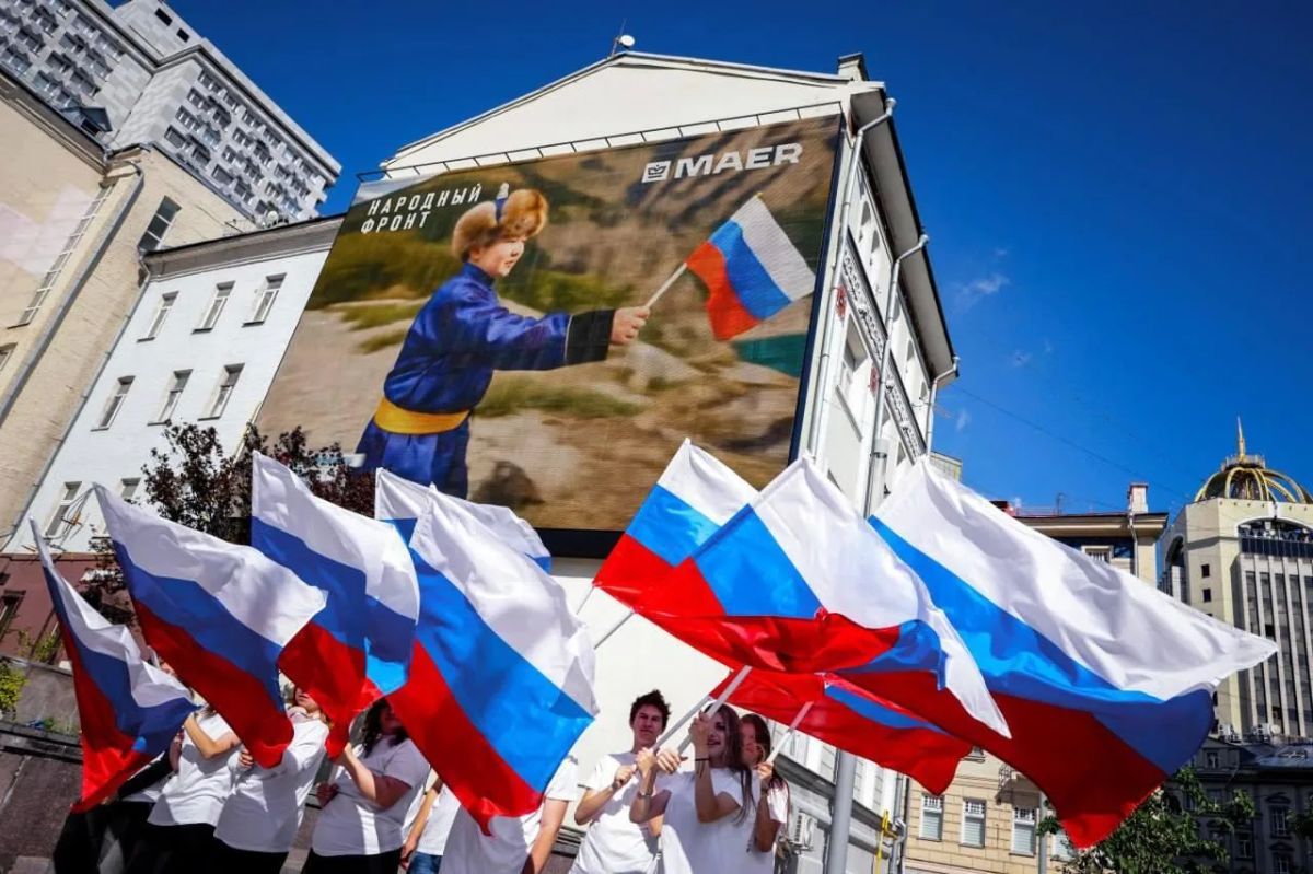 Акция ко Дню флага охватила более 10 млн россиян в 22 регионах Акция ко Дню флага охватила более 10 млн россиян в 22 регионах
