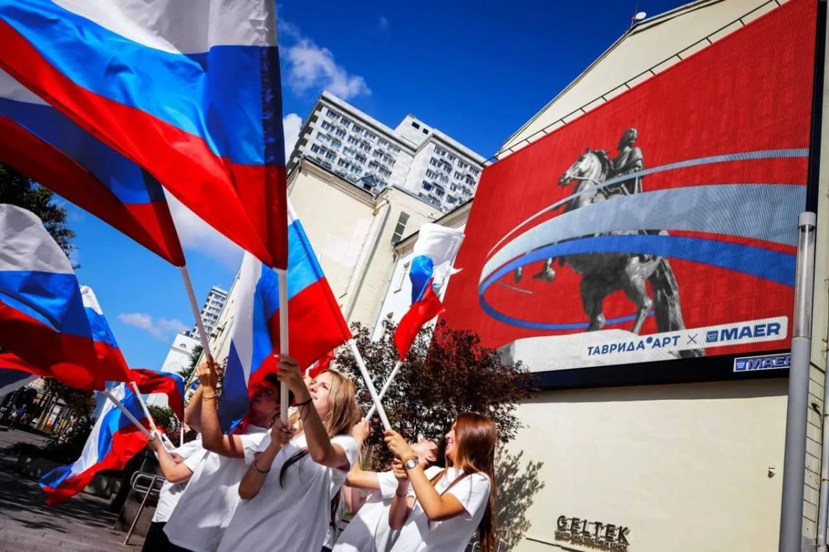 Акция ко Дню флага охватила более 10 млн россиян в 22 регионах Акция ко Дню флага охватила более 10 млн россиян в 22 регионах