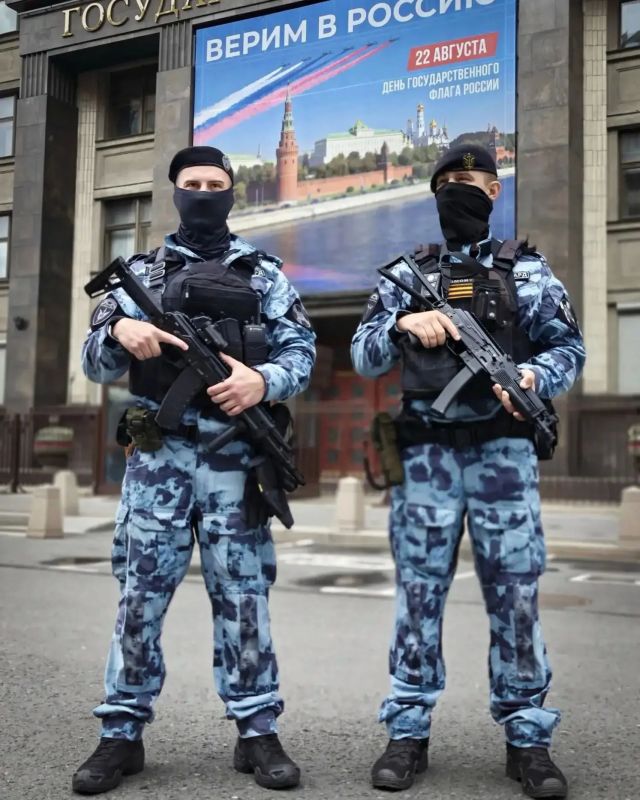 22 августа, ежегодно, отмечается День Государственного флага Российской Федерации - официального символа страны, наряду с гербом и гимном 22 августа, ежегодно, отмечается День Государственного флага Российской Федерации - официального символа страны, наряду с гербом и гимном